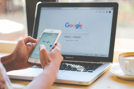 Les autorités américaines reprochent au géant californien l’installation par défaut de son propre moteur de recherche sur les appareils dotés de son système d’exploitation. (Photo: Shutterstock)