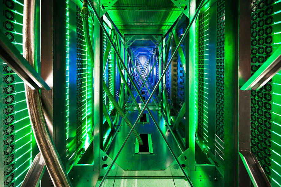 The Ironwood chip announced for 2025 is almost 30 times more energy-efficient than the first TPU of 2018. But Google, in full development and with the AI boom, has seen its electricity consumption double to more than 32 million GWh since 2020. (Photo: Google)