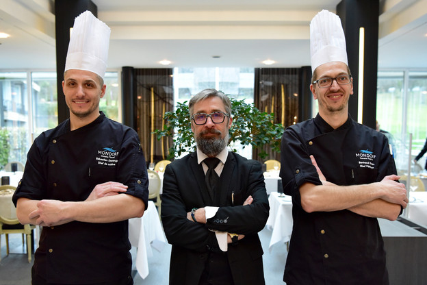 Sébastien Domange, chef du restaurant De Jangeli (à gauche), accompagné de Loïc Benatru, chef exécutif (au centre), et de Bertrand Gehin, chef pâtissier (à droite), du Domaine Thermal de Mondorf-les-Bains… (Photo: Mondorf Domaine Thermal)