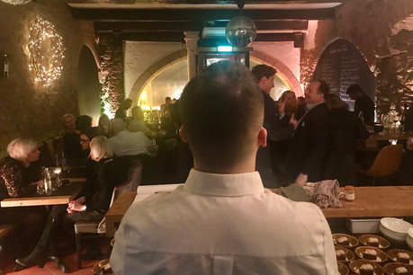 Le chef Arnaud Deparis observe une salle comble et enthousiaste pour sa Cuisine des amis, au Dipso. (Photo: Maison Moderne)
