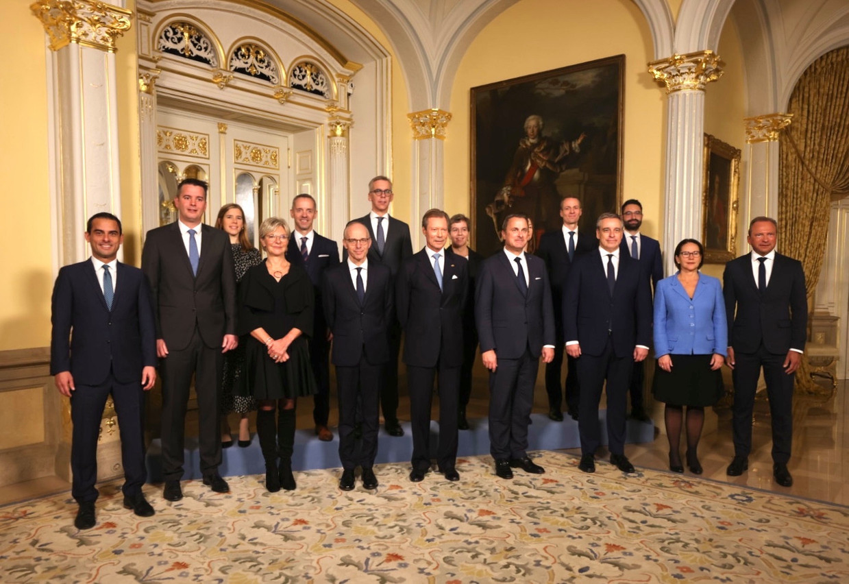 Le nouveau gouvernement, ce matin chez le Grand-Duc Henri. De gauche à droite: Max Hahn, Lex Delles, Elisabeth Margue, Martine Hansen, Georges Mischo, Luc Frieden, Léon Gloden, le Grand-Duc Henri, Martine Deprez, Xavier Bettel, Stéphanie Obertin (cachée derrière M. Bettel), Serge Wilmes, Claude Meisch, Eric Thill, Yuriko Backes, Gilles Roth. (Photo: Guy Wolff)