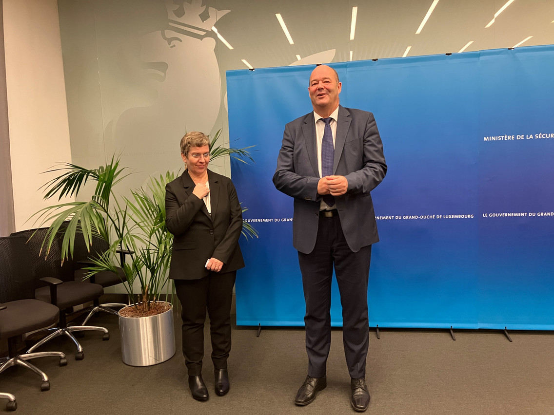 Martine Deprez et Claude Haagen au ministère de la Sécurité sociale. (Photo: Marc Fassone / Maison Moderne)