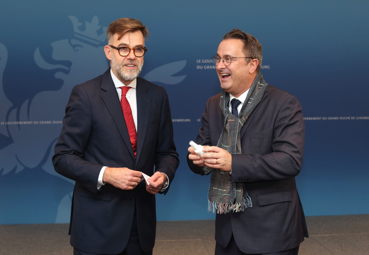 La petite blague du jour est à porter au crédit de Franz Fayot: à l’occasion du passage de témoin à Xavier Bettel pour la Coopération, le ministre a remis un spray anti-moustique à son successeur. (Photo: Guy Wolff / Maison Moderne)