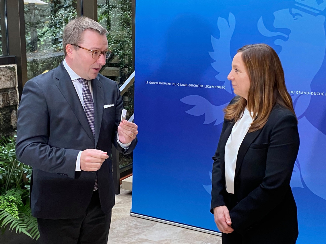 Au ministère de la Digitalisation, Marc Hansen a remis une clé… USB à celle qui va lui succéder, Stéphanie Obertin. (Photo: Guillaume Meyer / Maison Moderne)