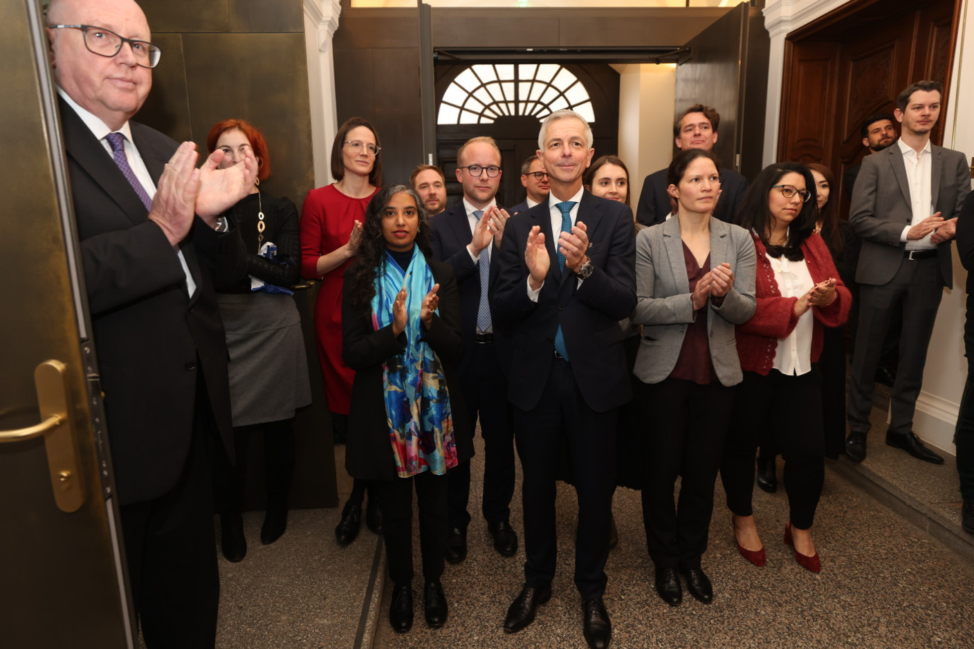 Le Premier ministre sortant, Xavier Bettel, a transmis les clés du ministère d’État à Luc Frieden, le nouveau Premier ministre (Photos: Guy Wolff / Maison Moderne)