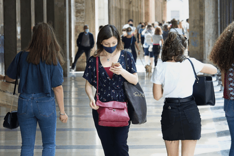 Tracer les contacts individuels pourrait aider à contenir la pandémie. Mais les difficultés liées à la technologie et à la situation du pays aux 200.000 frontaliers sont nombreuses. (Photo: Shutterstock)