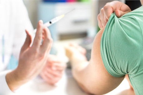 «Si le vaccin est efficace à 100%, les modèles prédisent qu’il faut vacciner 65% de la population pour qu’apparaisse une immunité majoritaire», selon le docteur Pit Braquet. «Mais cela reste théorique: si le vaccin a moins d’efficacité, il faudra vacciner plus de 65% de la population.» (Photo: Shutterstock)