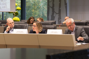 (au centre) La responsable de l'engagement du forum de développement de l'assurance chez Zurich Insurance, Saoirse Jones,  s'adressant aux participants de la conférence sur la préparation des communautés aux catastrophes, lors d'une table ronde à la BEI, le 26 octobre 2023. (Photo: Romain Gamba/Maison Moderne)
