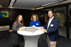 Lena Ziehmer (au centre) et Benjamin Kaluza (à droite), lors de l'événement de réseautage organisé dans le cadre de la conférence sur la préparation des collectivités aux catastrophes, au siège de la BEI à Luxembourg, le 26 octobre 2023. (Photo: Romain Gamba/Maison Moderne)
