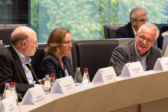 Nicholas Barr (London School of Economics and Political Science), Saoirse Jones (Zurich Insurance Group) et Marc Lauer (Foyer Luxembourg) sont intervenus lors du panel «Know your hazard» pendant la conférence «The Element of Disaster» qui s'est tenue à la Banque européenne d'investissement au Kirchberg le 26 octobre 2023.   (Photo: Romain Gamba/Maison Moderne)