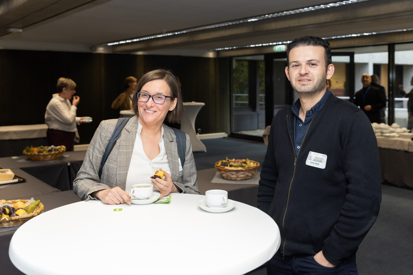 (à droite) Caner Nazli lors de l'événement de réseautage organisé dans le cadre de la conférence sur la préparation des collectivités aux catastrophes, qui s'est tenue au siège de la BEI à Luxembourg le 26 octobre 2023. (Photo: Romain Gamba/Maison Moderne)