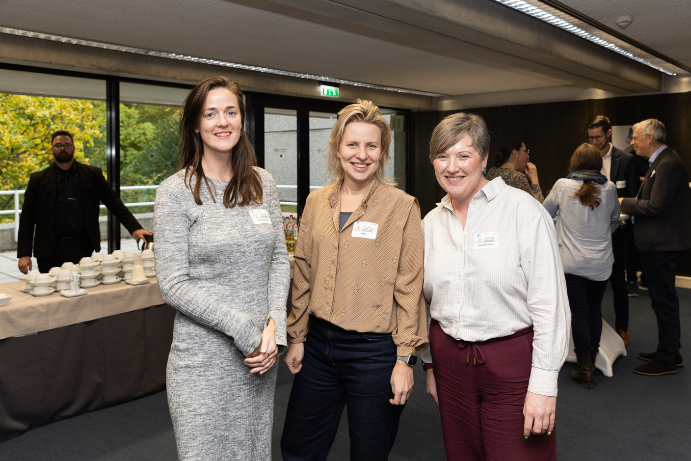 (de gauche à droite) Shona Whitton, Betje et Aisling O'Connor lors de l'événement de réseautage organisé dans le cadre de la conférence sur la préparation des collectivités aux catastrophes au siège de la BEI au Kirchberg, le 26 octobre 2023. (Photo: Romain Gamba/Maison Moderne)