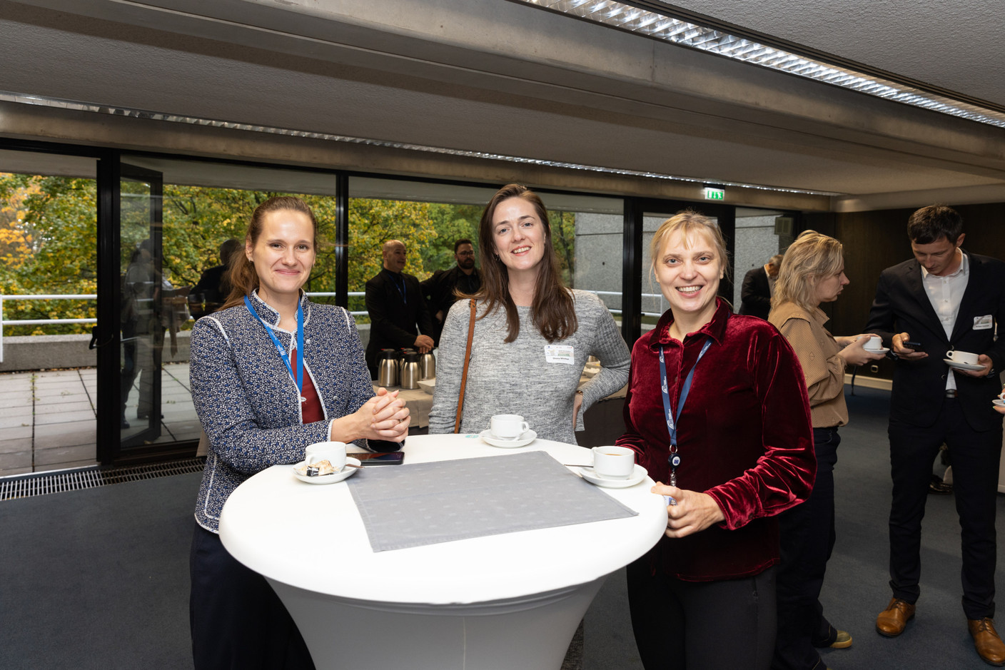 (au centre) Shona Whitton et d'autres participants à la conférence lors de l'événement de réseautage organisé dans le cadre de la conférence sur la préparation des collectivités aux catastrophes au siège de la BEI à Luxembourg, le 26 octobre 2023. (Photo: Romain Gamba/Maison Moderne)
