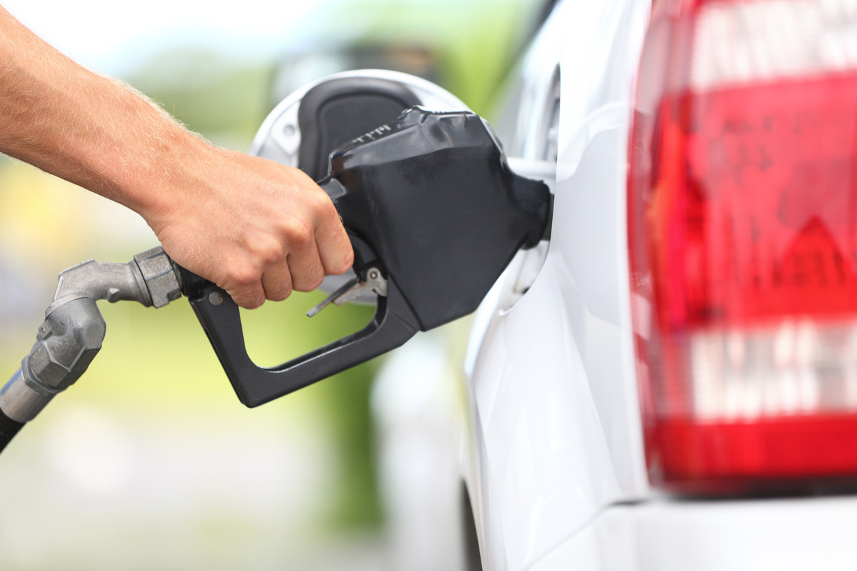 While prices of fossil fuel remain high, drivers will be able to benefit from the discount for another month. Photo: Shutterstock