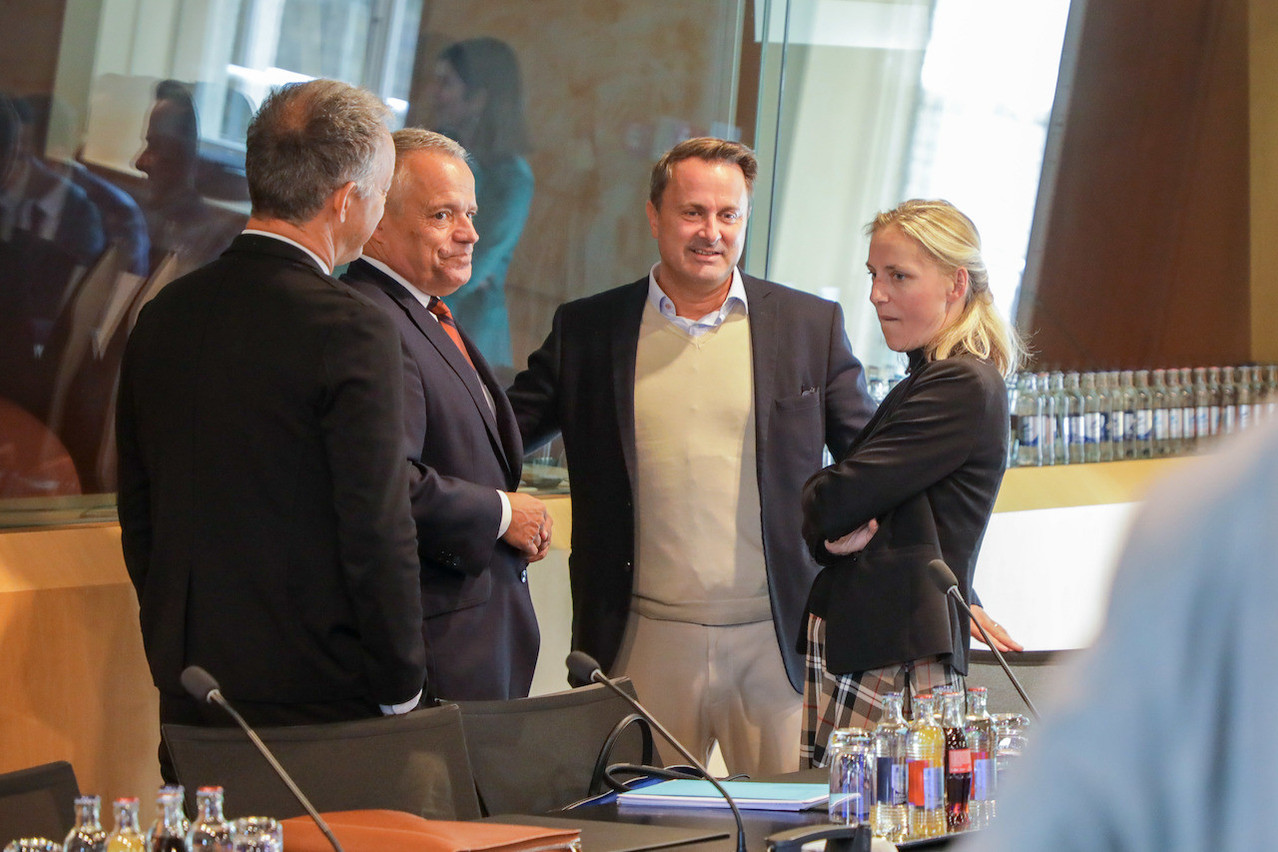 Man in the middle: prime minister Xavier Bettel speaks with UEL president Michel Reckinger, ABBL president Guy Hoffmann and president of the CLC Carole Muller at the first day of tripartite meetings at Senningerberg on Sunday 18 September SIP / Luc Deflorenne