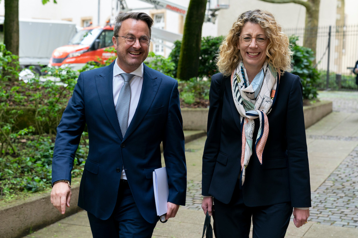 Prime minister Xavier Bettel (DP) and sustainable development minister Joëlle Welfring (déi Gréng) arriving for the 10 May press conference presenting the sustainability check. Photo: SIP / Emmanuel Claude