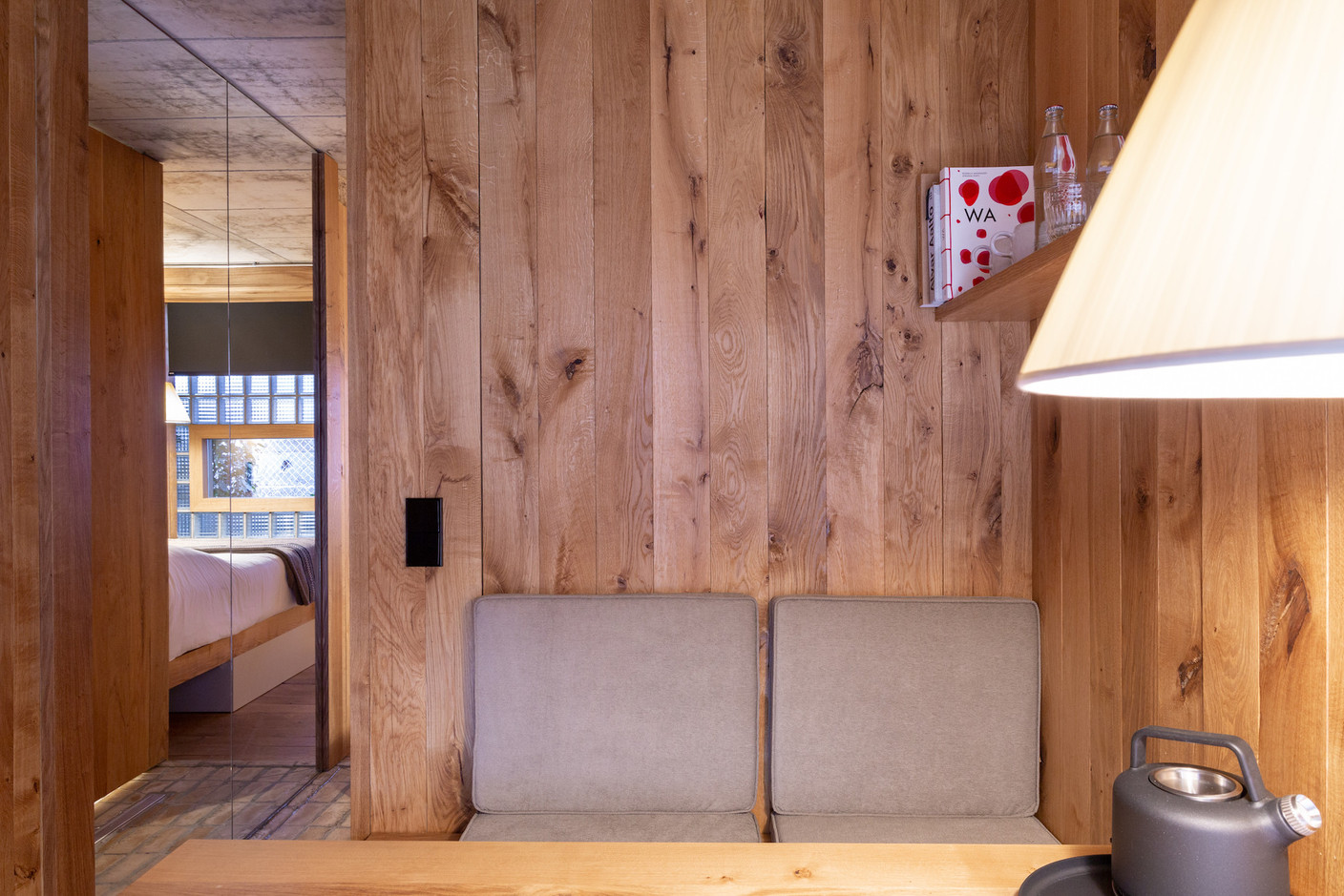 Le bois est omniprésent dans la chambre, un matériau reconnu pour sa chaleur et ses qualités acoustiques. (Photo: Patty Neu)
