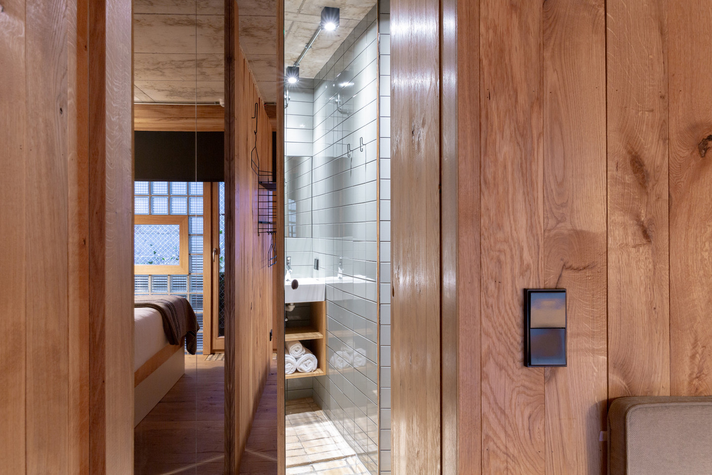 L’espace de douche prend place entre l’espace de séjour et l’espace nuit. (Photo: Patty Neu)
