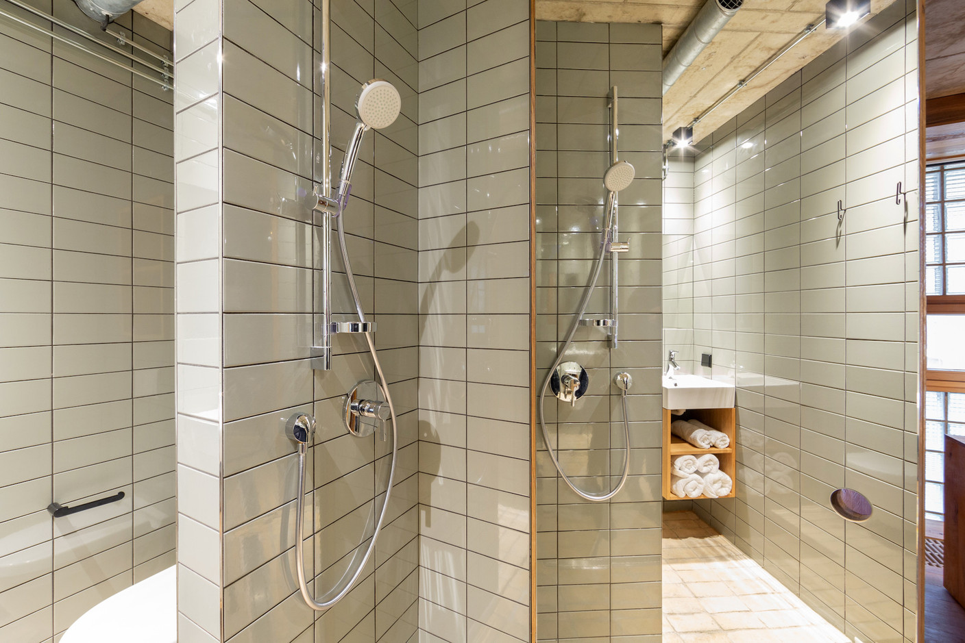 L’espace de douche est réduit à son minimum par un astucieux jeu de parois pivotantes. (Photo: Patty Neu)