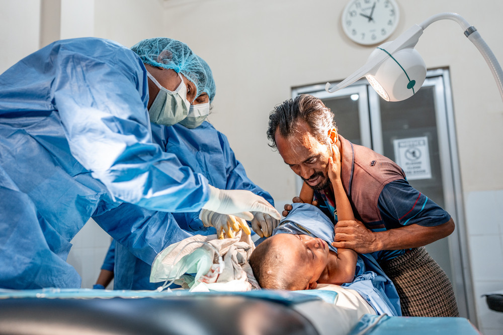 Camp de réfugiés de Kutupalong, intervention auprès des Rohingyas: Shofi Mohammad (4 ans) est soigné pour plusieurs abcès sous les aisselles et dans le dos aux urgences de l'hôpital MSF de Kutupalong. (Photo: Ante Bussmann/MSF )