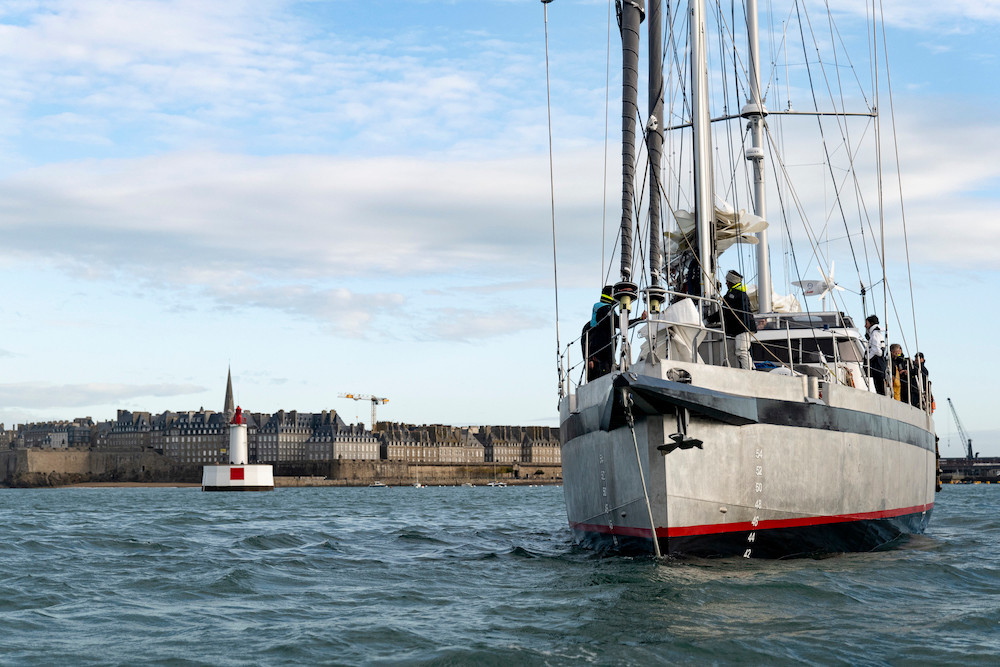 Le départ du Grain de Sail a eu lieu le 18 novembre depuis Saint-Malo. L’arrivée à bon port est prévue à une date moins certaine, puisqu’elle dépend de la météo et de la bonne volonté d’Éole. (Photo: Grain de Sail)