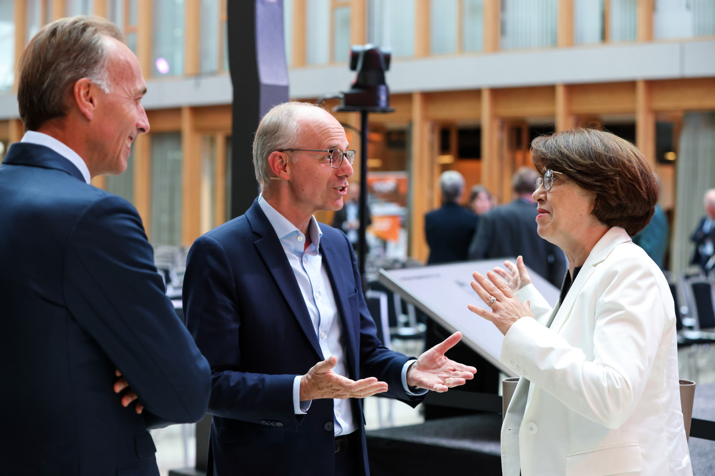 Hugues Delcourt (Maison Moderne), Luc Frieden (CSV) et Claire Lignières-Counathe (Ambassade de France). (Photos: Eva Krins/Maison Moderne)