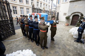 Le cercueil du Grand-Duc Jean, porté par des policiers et des soldats. (Photo: Cour grand-ducale / Sophie Margue)