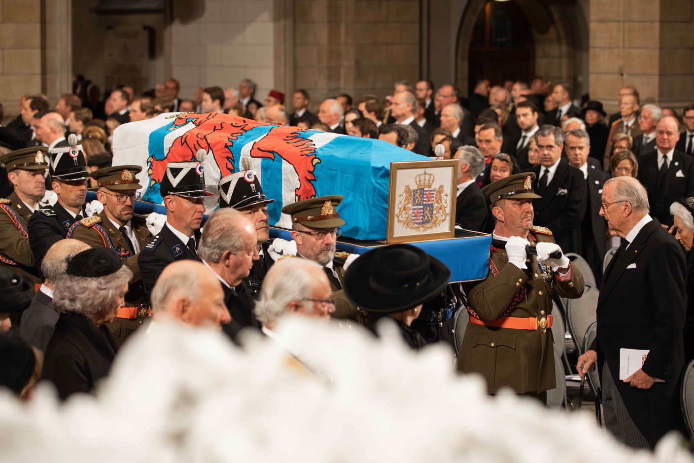 Le cercueil du Grand-Duc Jean, porté par des policiers et des soldats. (Photo: Cour grand-ducale / Sophie Margue)