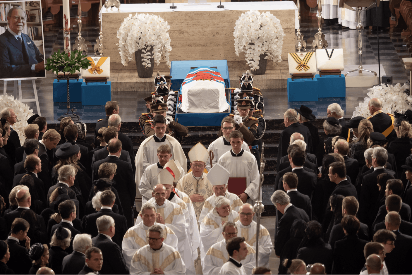 Sortie du cercueil du Grand-Duc Jean à la fin de la messe. (Photo: Cour grand-ducale / Claude Piscitelli)