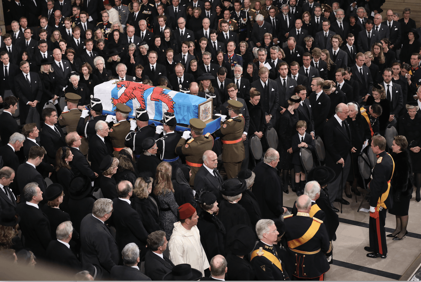 Sortie du cercueil du Grand-Duc Jean à la fin de la messe. (Photo: Guy Wolff / Luxemburger Wort / Pool Photos)