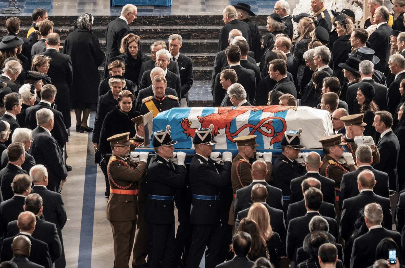 Sortie du cercueil du Grand-Duc Jean vers la porte principale de la cathédrale. (Photo: Cour grand-ducale / Claude Piscitelli)