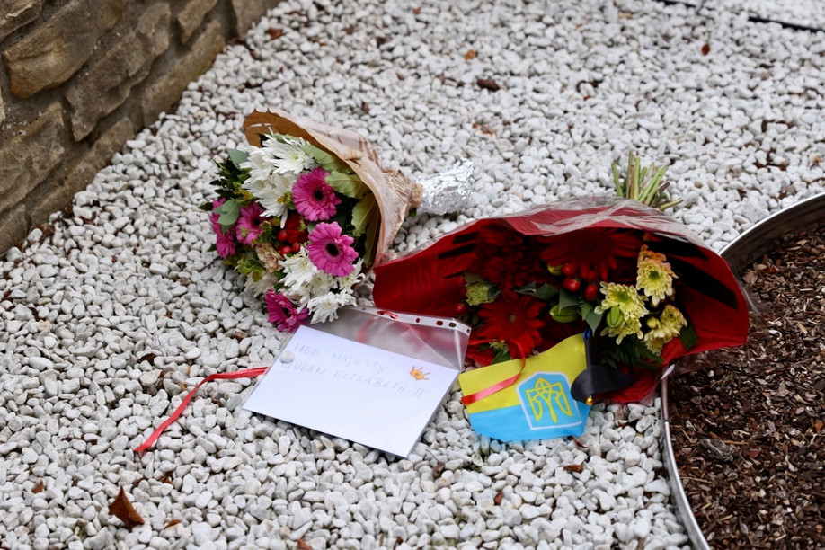 Locals have started placing flowers in front of the British embassy to Luxembourg. A book of condolences has also been opened. Photo: Romain Gamba // Maison Moderne