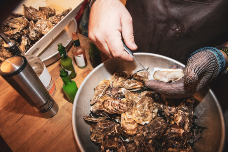 Une bonne huître nature, c’est déjà très bon. Avec quelques bonnes astuces de chefs, c’est encore meilleur… Surtout pendant sa saison, en hiver! (Photo: :Jan Hanrion/Maison Moderne Publishing SA)