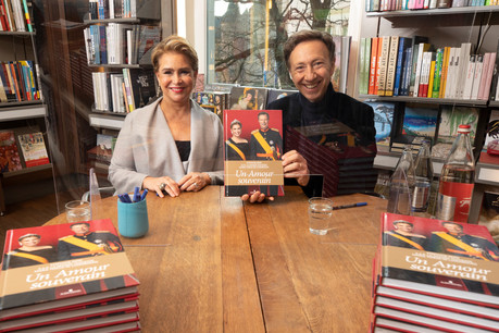 La Grande-Duchesse Maria Teresa et l’auteur Stéphane Bern dédicaçaient l’ouvrage «Un Amour souverain», ce samedi 20 novembre, à Luxembourg-ville. (Photo: Guy Wolff/Maison Moderne)