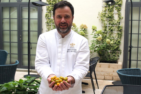 De bons produits, de la bonne humeur et un savoir-faire d’exception sont les atouts du chef étoilé de La Cristallerie, Fabrice Salvador. (Photo: Hôtel Le Place d’Armes)