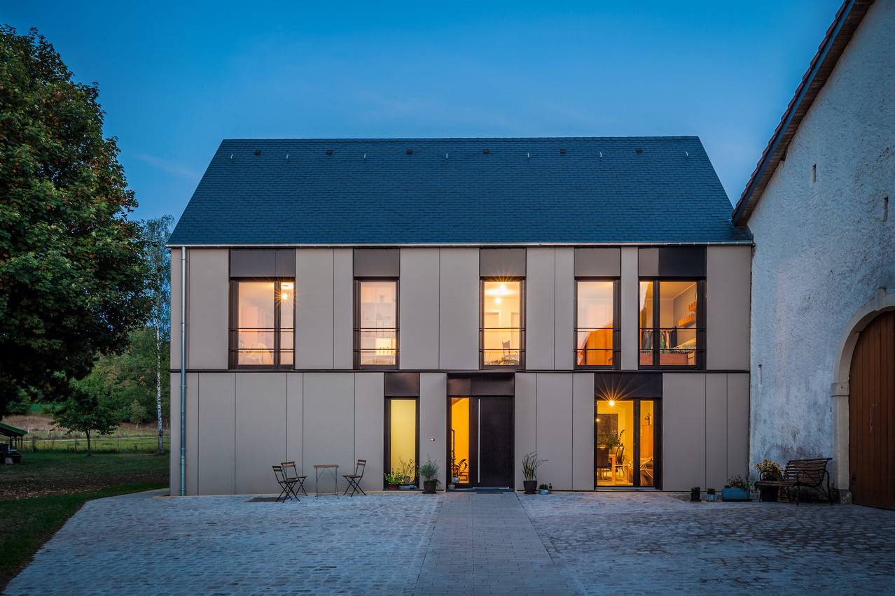 La façade de la maison est une alternance rythmée entre parties pleines et parties vitrées. (Photo: Steve Troes)