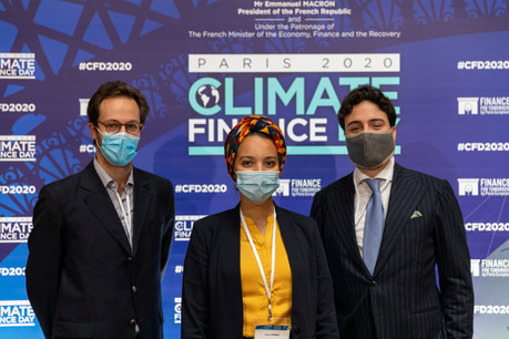 Entre Alexander Stevens, ici à gauche, et Elias Mrabet, Sarah Lokman a reçu le prix international du concours de fintech du Climate Finance Day français, début novembre. (Photo: Greenomy)