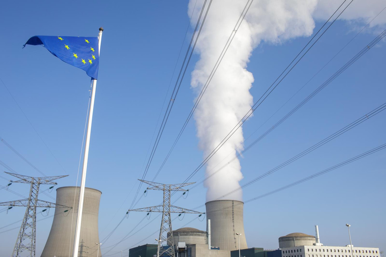 Le drapeau européen flotte sur la centrale nucléaire de Cattenom, de l’autre côté de la frontière française. Greenpeace estime que la Commission européenne s’est «sali les mains» en incluant le nucléaire et le gaz dans sa taxonomie. (Photo: Matic Zorman/Maison Moderne)