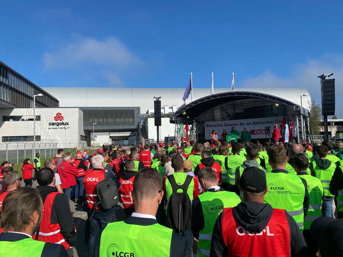 Depuis 6h du matin, les syndicats LCGB et OGBL, ainsi que les salariés de la compagnie aérienne, ont pris possession de l’entrée du site de Cargolux au Findel. Pour autant, le site n’est pas bloqué. (Photo: Jeremy Zabatta/Maison Moderne)