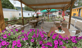 À côté de l’accueil et en face du snack, une terrasse ombragée et protégée. ((Photo: Paperjam))