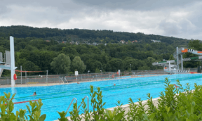 La piscine, infrastructure de la commune, est juste à côté du camping. ((Photo: Paperjam))