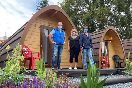 Le vice-président du Syndicat d’initiative et de tourisme, Alain Goedert, et les deux gérants du camping, les époux Schumacher, aux petits soins de leurs 90 résidents à l’année et de la quarantaine de touristes de passage. (Photo: Paperjam)