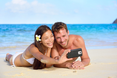 Se déconnecter en vacances, une tendance? Pas sûr. À l’heure de la communication exacerbée, trouver du réseau passe souvent avant trouver de l’eau potable. (Photo: Shutterstock)