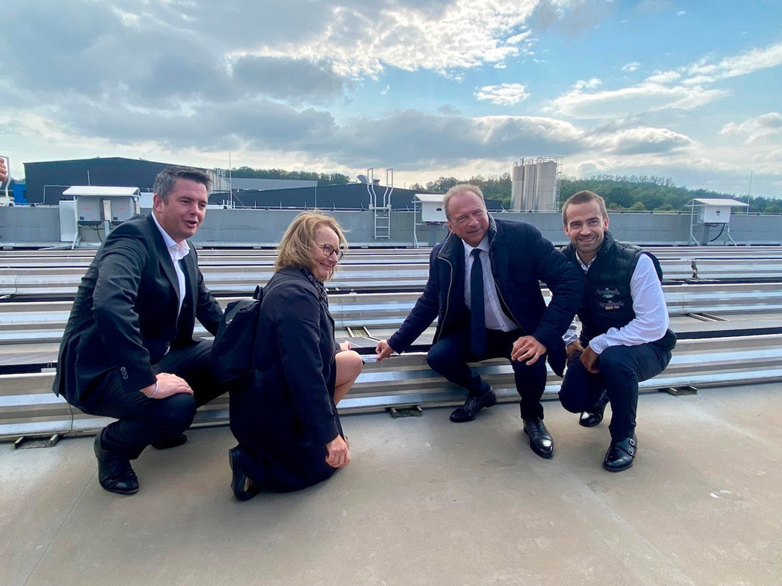 Lex Delles, Céline Gauer, Gilles Roth et Goy Grosbusch, sur le toit de l’entreprise familiale, pour l’inauguration officielle des panneaux solaires. (Photo: Maison Moderne)