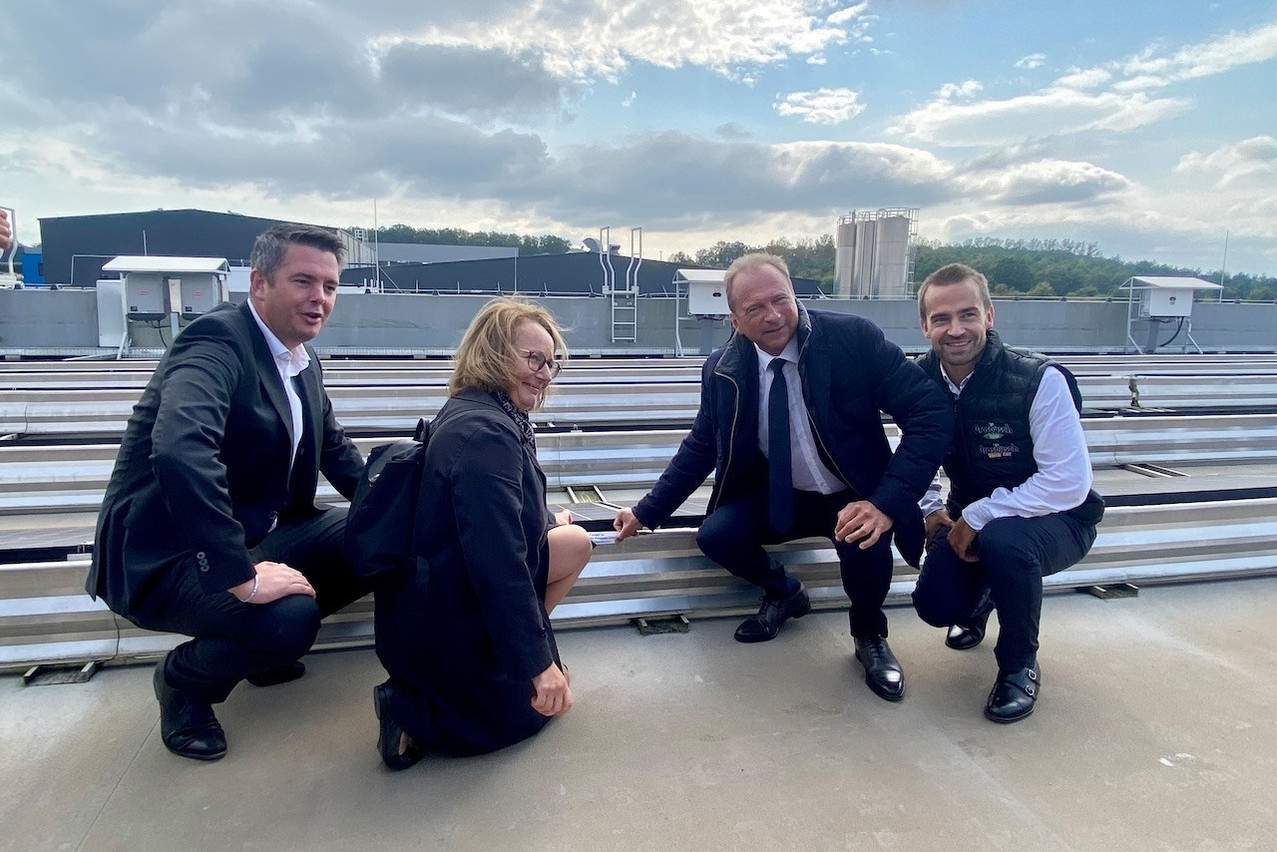 Luxembourg economy and energy minister Lex Delles (DP), European Commission official Céline Gauer, Luxembourg finance minister Gilles Roth (DP) and Grosbusch CEO Goy Grosbusch on the roof of the family business, in Ellange, for the official inauguration of its newly installed solar panels, 17 September 2024. Photo: Maison Moderne