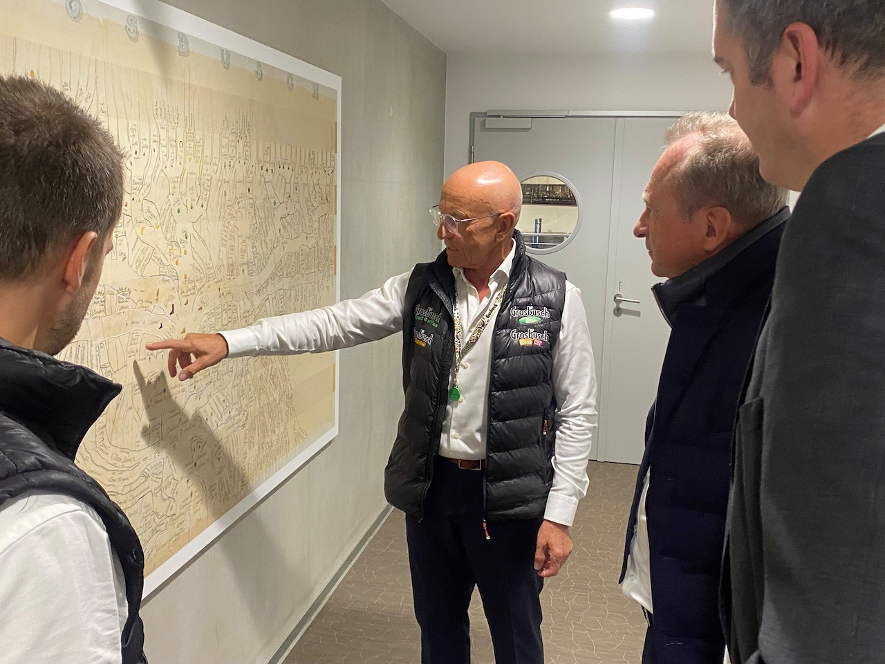 René Grosbusch explaining the family tree to the two ministers. Photo: Maison Moderne