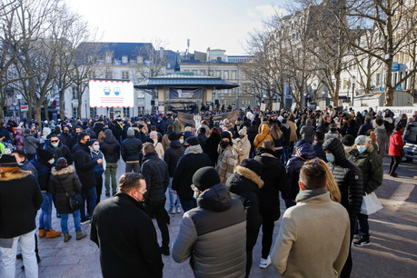 Écran géant et équipement sonore, les manifestants sont venus bien équipés. (Photo: Romain Gamba / Maison Moderne)