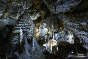 Les visiteurs parcourent les plus grandes salles de la grotte dont les Mystérieuses, la salle d’Armes et la salle du Dôme. (Photo: Domaine des grottes de Han)