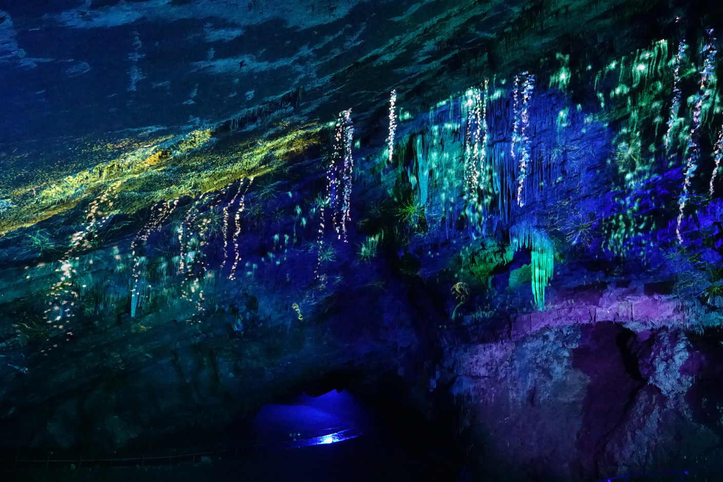 Au cœur de ce voyage sous la terre, les spectateurs assisteront au son et lumière «Origin», joué dans la salle d’Armes à 110 mètres sous terre.  (Photo: Domaine des grottes de Han)
