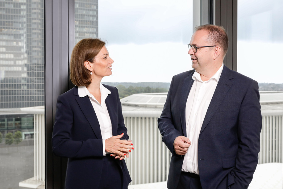 Julie Becker, Chair of the LuxCMA & CEO of Luxembourg Stock Exchange, and Frank Mausen, Secretary of the LuxCMA & Partner at Allen & Overy  Crédit photo : Marie Russillo (Maison Moderne)